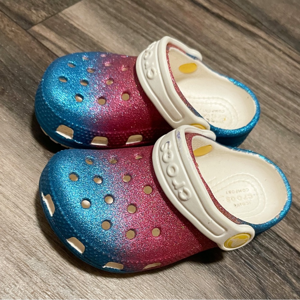 Child’s size 7 crocs - Picture 1 of 3